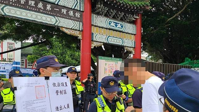 「四海幫劉德華」6/9告別式有千人送行，警方出動優勢警力盤查。中山警分局提供