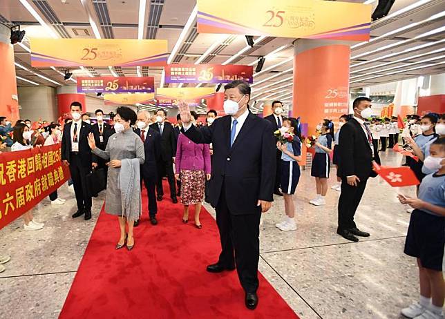 中國國家主席習近平與妻子彭麗媛這兩天訪問香港參加移交25週年慶祝相關活動。（翻攝自中共官網／新華社）
