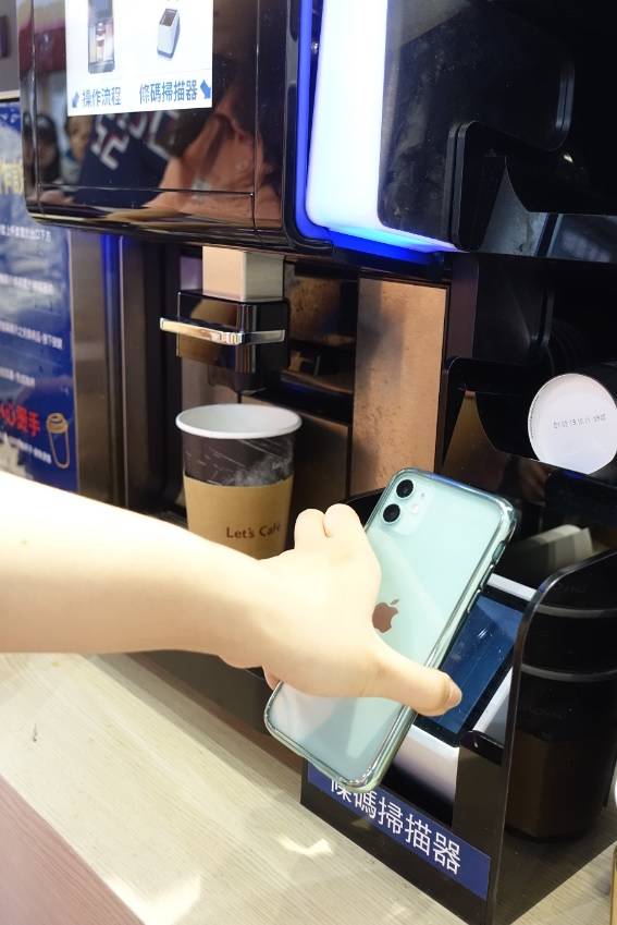 玉山銀行研發出智能咖啡機，只要把APP上的條碼對準機器一刷就可以自動煮咖啡，無需店員協助。   圖：郜敏／攝