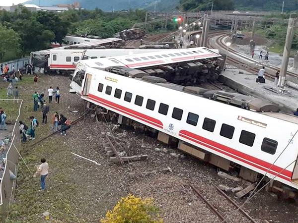 台鐵普悠瑪列車出軌翻覆，造成18人死亡、190人受傷，保險公司立即啟動理賠事宜(圖/擷自　爆料公社)