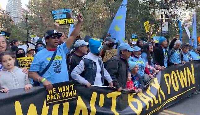 美國共和黨總統候選人川普在此次總統大選中，成功拿下七大搖擺州中的亞利桑那州，然而，選舉結果公布後，全美部分地區，包括紐約市和華盛頓特區，隨即爆發示威活動。   圖：翻攝自 X  Just Looki