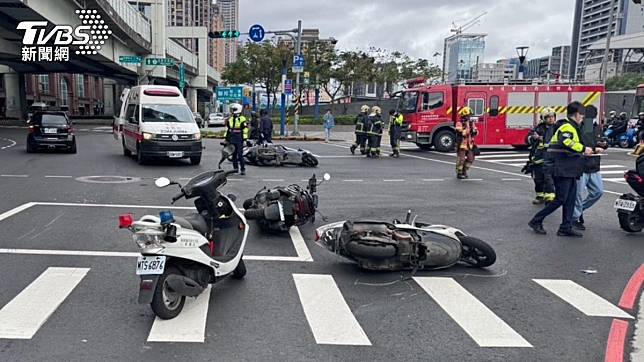 車禍現場波及9輛機車4人受傷送醫。（圖／TVBS）