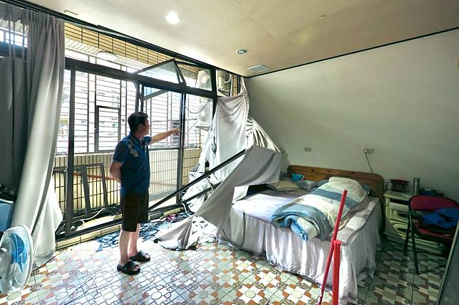 新竹市高翠路氣爆，氣爆店家對面店住戶陳先生說當時睡床上，還好窗簾擋下倒塌物沒有受傷。廖瑞祥攝