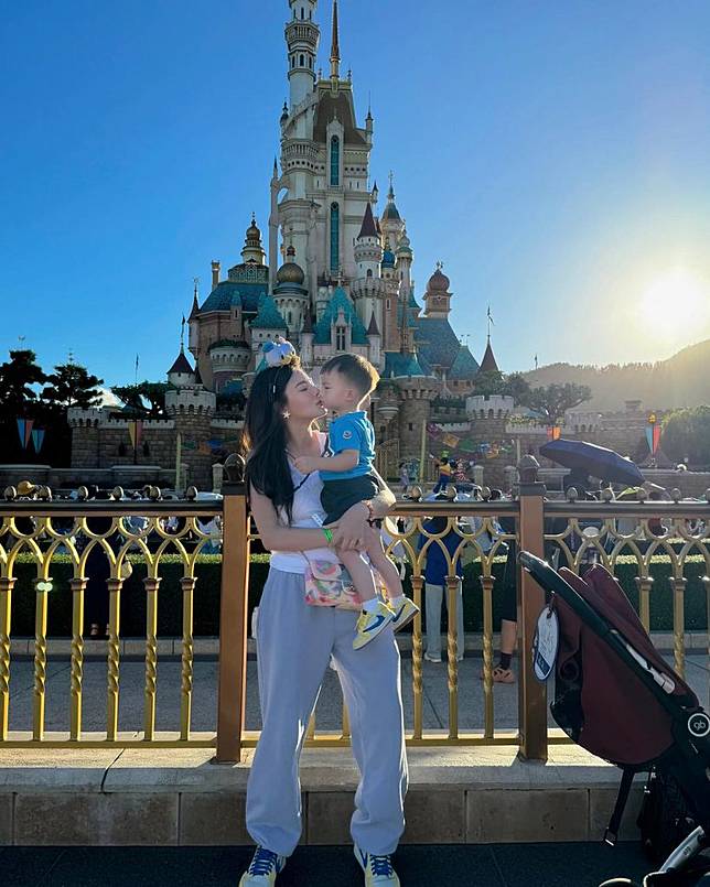 ครอบครัวดาราดังโบกมือลาไทย