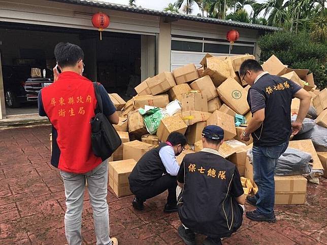 保七總隊與衛生局人員查扣大批的越南茶葉。(衛生局提供)