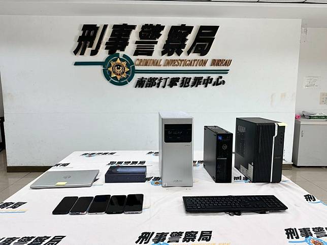 刑事警察局南部打擊犯罪中心偵破詐騙集團收買「通靈律師」，查扣手機、電腦等物證。 圖：刑事警察局提供