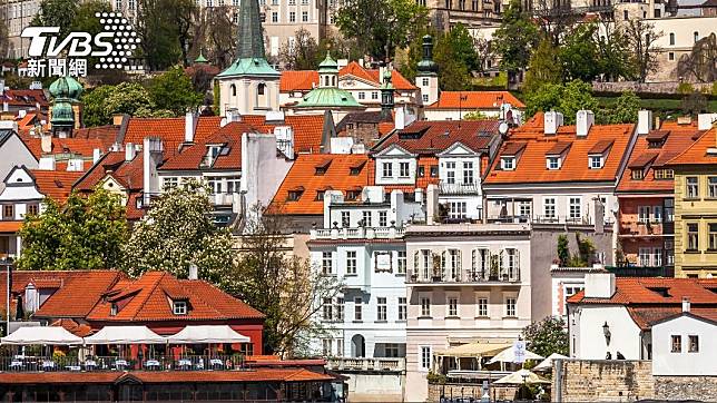 布拉格招牌的白牆紅瓦建築，在虛擬世界中也有。（圖／shutterstock）