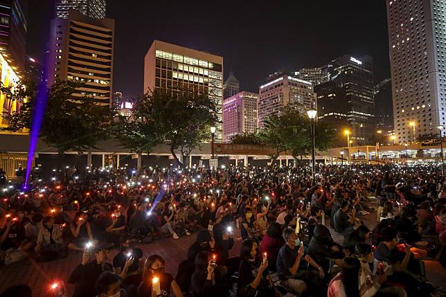 Protesters flash red and white lights to signal an SOS call. Photo: Winson Wong