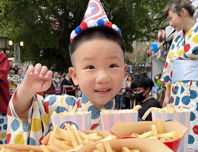 蔡波能昨日迎來4歲生日，其中蔡波能在向蠟燭許願時，表示「希望大家都平安」。 圖：翻攝自蔡波能IG