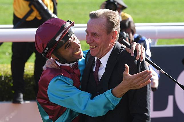 John Size and Joao Moreira embrace after Beat The Clock’s win. Photos: Kenneth Chan