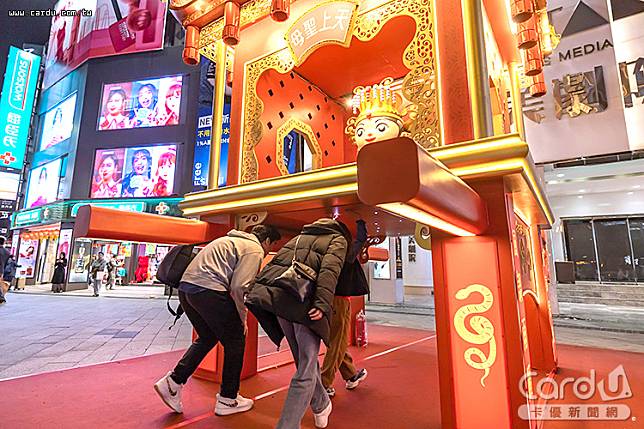 從台北天后宮的「鑽轎腳」下穿過，祈求平安、消災解厄(圖/台北市政府　提供)