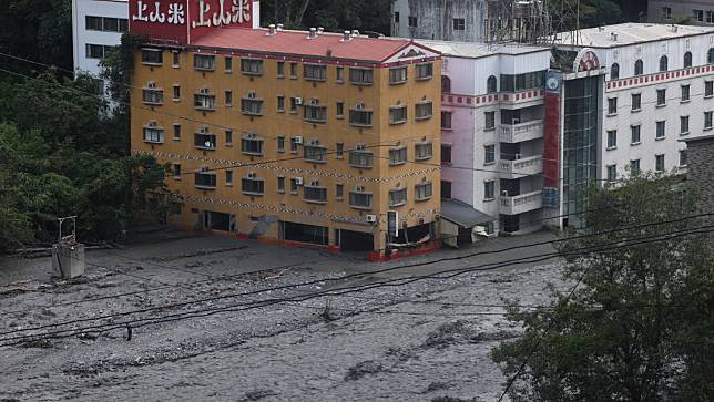 廬山當地慘況，溫泉會館低樓層全被土石淹沒。陳品佑攝