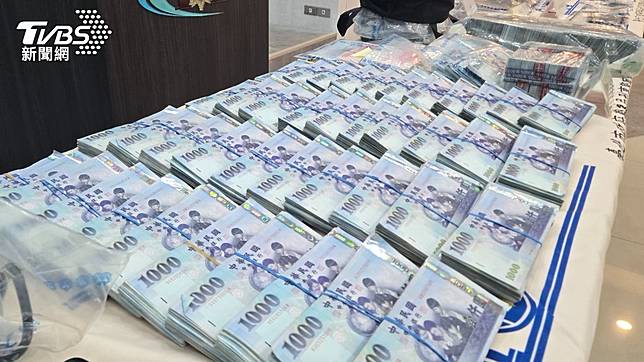 檢警日前偵破黑道詐團，查扣千萬現金贓款。（圖／TVBS資料畫面）