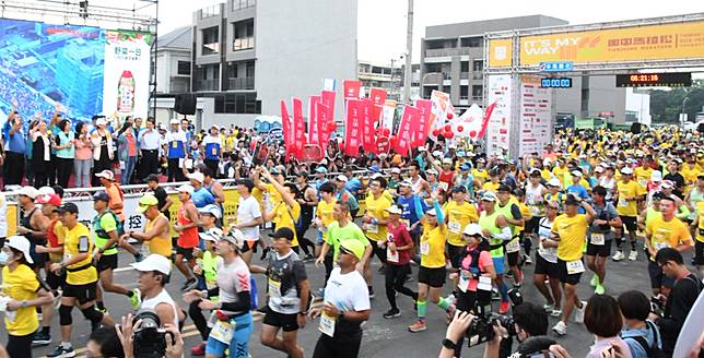 國內外16000名喜歡路跑的民眾，在王惠美及主辦單位等來賓鳴槍後，展開田中場的馬拉松開跑。(記者曾厚銘攝)