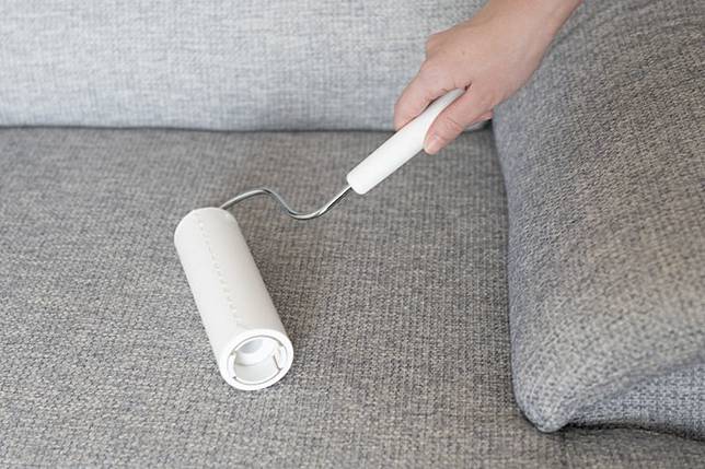 清潔滾輪被視為居家清潔毛髮利器，但太髒時找撕紙開口，也讓很多人感到困擾，家事達人陳映如建議，可以先摺一角預留，以後就很好撕。（翻攝自PhotoAC圖庫）