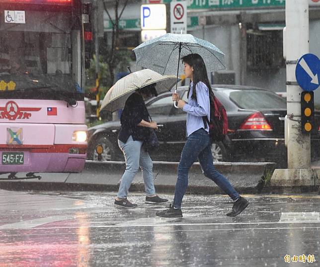 中央氣象局預估，明天全台變天，轉為有雨的天氣型態，時雨時晴，預估週二鋒面掃過台灣，各地天氣極不穩定，整天有陣雨或雷雨機率，且不排除有局部大雨發生。(資料照，記者方賓照攝)