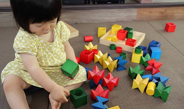 小朋友玩積木不是只會推倒！一次看懂孩子玩積木的7個發展階段