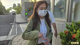 林宜瑾今天早上6點從地檢署交保。(記者王捷攝)