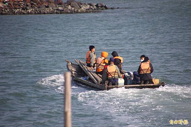 宏華營造人員到海上評估。(記者林宜樟攝)