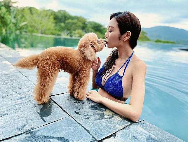 曾莞婷帶愛犬到墾丁度假，還不忘到泳池邊曬好身材。（翻攝自曾莞婷臉書）