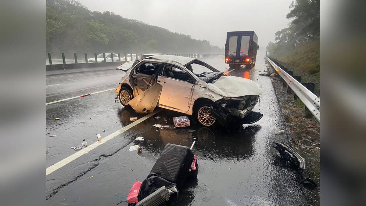 苗栗國3死亡車禍！小客車自撞護欄 豪雨釀「2死1傷」 | 民視新聞網 | LINE TODAY