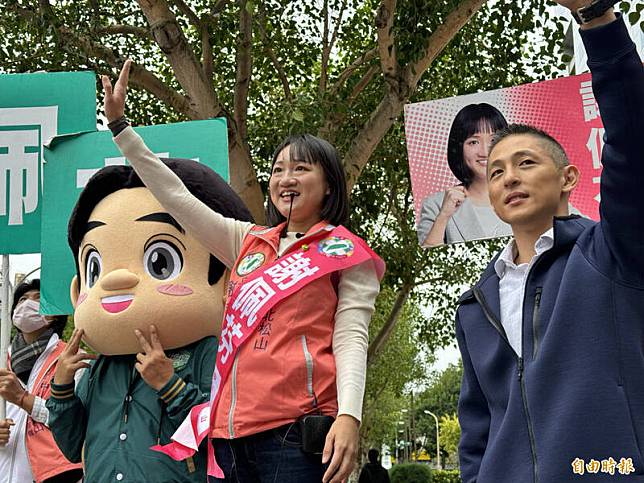 民進黨台北市立委參選人謝佩芬(左)與壯闊台灣聯盟理事長吳怡農(右)日前在光復北路與民生東路口拜票。資料照。(記者陳冠甫攝)