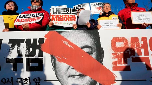 2024年12月4日，南韓民眾在國會前抗議，要求總統尹錫悅下台。美聯社