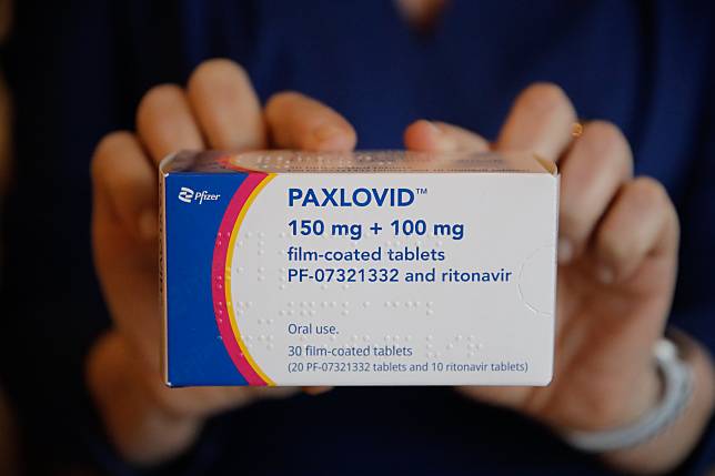 Paxlovid是由輝瑞研發的COVID-19口服抗病毒藥品，是一種蛋白酶抑制劑，用以阻斷病毒繁殖所需的蛋白酶，預防重症風險。 (Photo By EUROPA PRESS/C.Lujan.POOL via Getty Images)