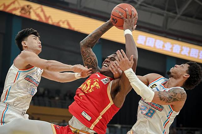 Nathan Knight &copy; of the Zhejiang Lions goes for a basket against the Shandong Heroes in their CBA game in Hangzhou, east China's Zhejiang Province, on Oct. 17, 2024. (Xinhua/Jiang Han)