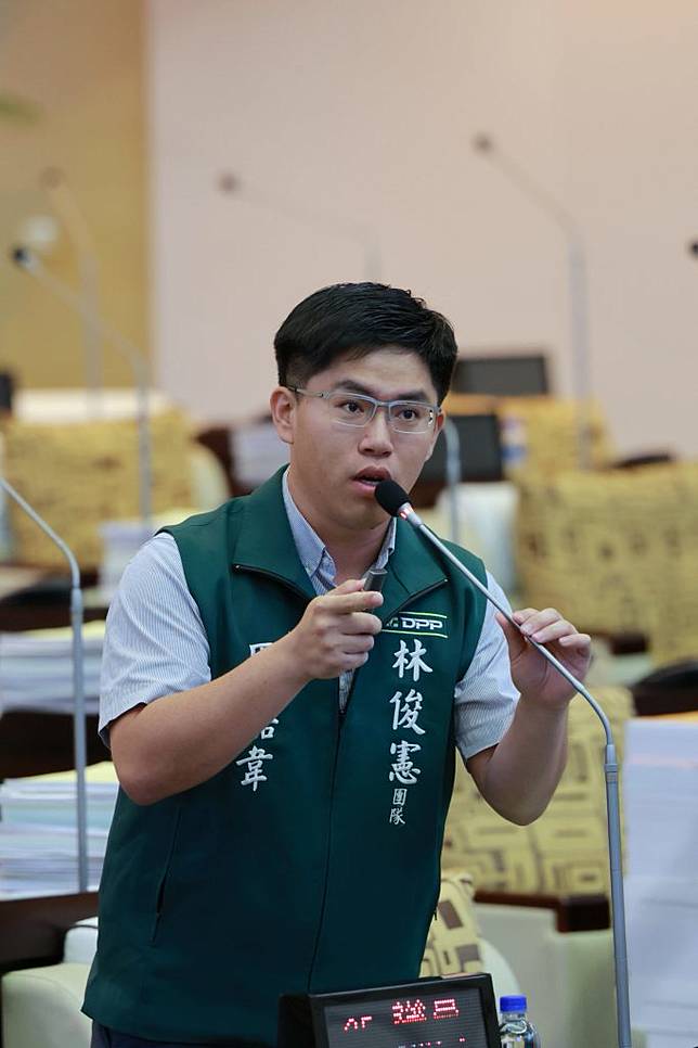 議員周嘉韋總體檢市政，要求市府施政應有完善配套措施。 （記者林雪娟攝）