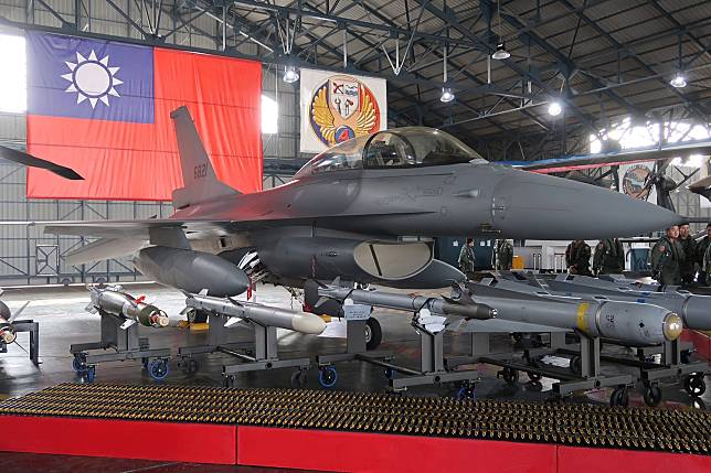 F-16V與各式配備飛彈。圖為「鳳展專案」F-16V戰機。   圖：林朝億/攝（資料照片）