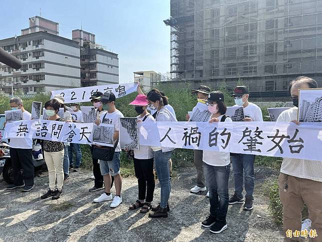 台中市太平新坪生活公園社區當年因921大地震崩塌，如今原址成荒地，重建的都更案遲遲無下文，受災戶呼籲市府能重視並給予協助。(記者林旻臻攝)