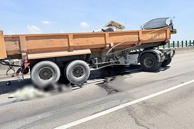 砂石車駕駛疑自撞護欄、噴飛車外，被自己的車子後輪輾壓，當場臟器外露，明顯死亡。民眾提供