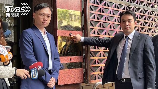 郭台銘競選辦公室發言人黃士修和律師去年9月對台北市議員鍾小平按鈴提告。（圖／TVBS）