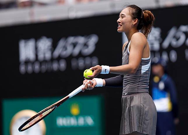 Zheng Qinwen talks with the referee during the women's singles second-round match against Laura Siegemund of Germany at the Australian Open in Melbourne, Australia, on Jan. 15, 2025. (Xinhua/Ma Ping)