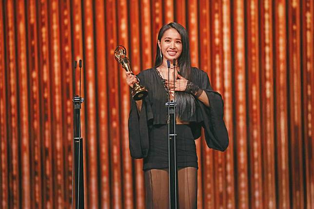 蔡依林登上金曲37歌后寶座，她在台上激動哽咽。（台視提供）