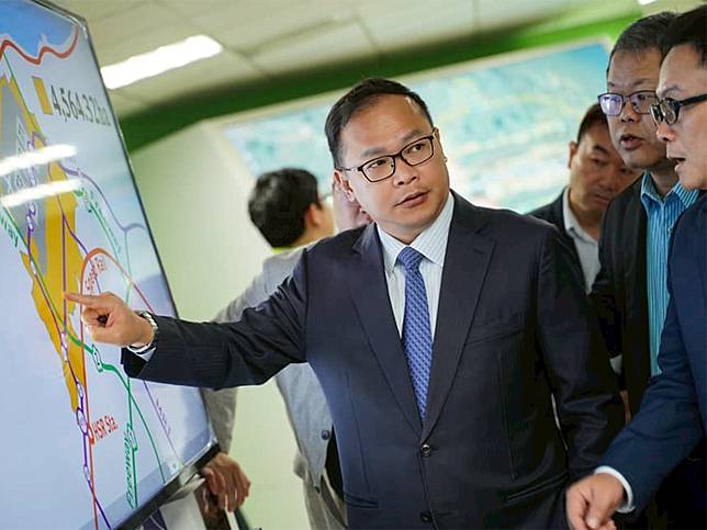 疑似王義川兒子女友的網友狠酸：「老爸劈腿兒子也劈腿，立委王義川本人私德也有問題」，引發網友議論，王義川也發出2點聲明回應，揚言採取相關法律行動。（圖：王義川臉書）