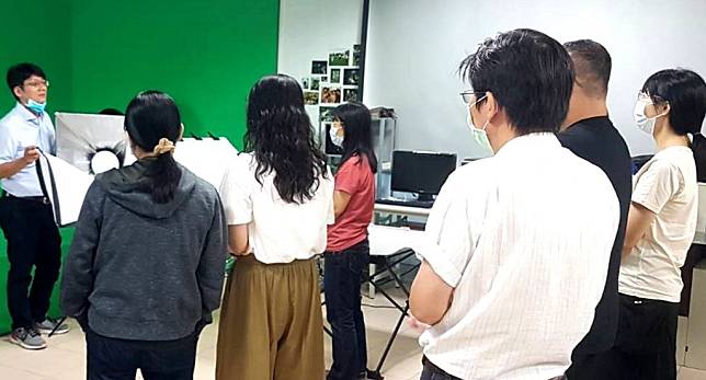 崑大資傳系 請數位攝影專業講師余信賢（左一），在全國數位攝影國際認證教師研習營中指導學員攝影技巧。（崑大提供）