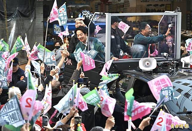 民進黨總統候選人賴清德今天下午陪同台中市第8選區立委候選人謝志忠在豐原車隊掃街，親切與沿途支持者握手、擊掌致意。(記者廖耀東攝)