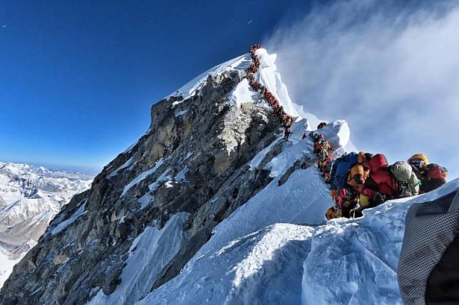 每年4、5月因氣候最適宜，是喜馬拉雅山聖母峰登山季，今年也有大量登山客在山頂附近大排長龍等候攻頂。(法新社)