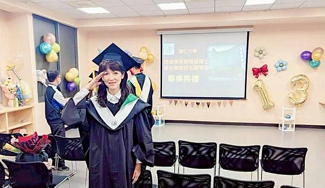陳明真拿到碩士文憑相當開心。陳明真提供