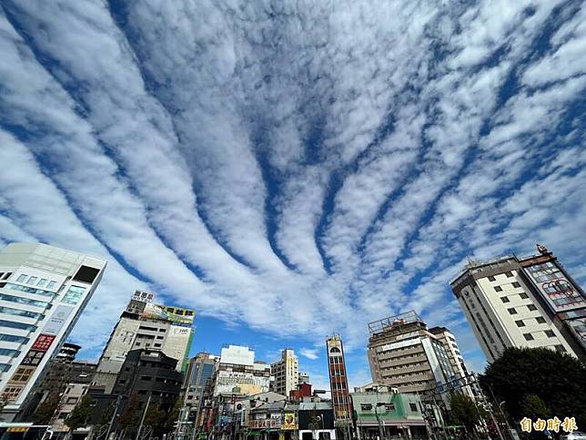 台中天空今天出現俗稱地震雲的「高積雲」，相當美麗，不過氣象站說，雲層與地震無關，而是顯現天氣穩定。(記者蔡淑媛攝)