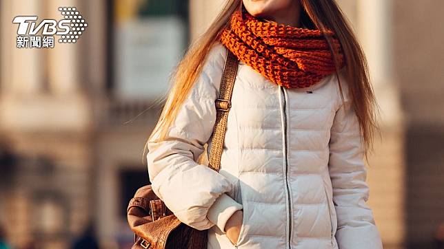 天冷時許多民眾會穿上羽絨外套禦寒。（示意圖／Shutterstock達志影像）