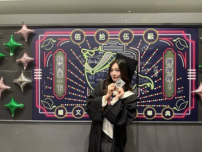李紫嫣開心分享畢業照。翻攝李紫嫣臉書