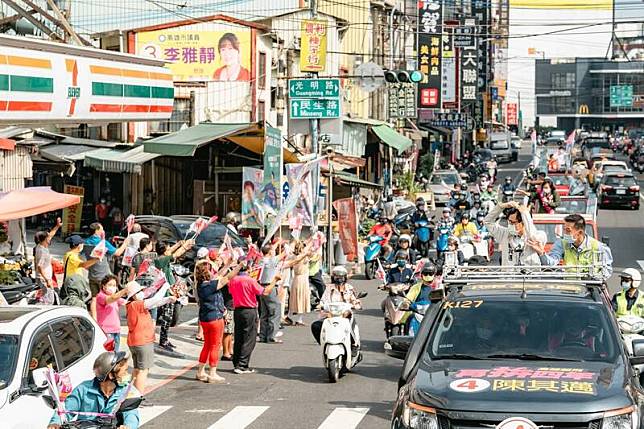 高雄市長陳其邁今早在鳳山區車隊掃街，不少支持者站路邊熱情加油打氣。(陳其邁競辦提供)