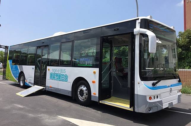 工研院與電動巴士製造商創奕能源合作，研發國內大客車專用的車道維持輔助系統（LKAS），目前已搭載於創奕能源的12米低底盤電動巴士，未來將導入國產電動巴士，增進大眾運輸工具的安全。（工研院提供）