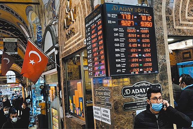  土耳其里拉匯價崩跌，影響該國金融穩定，因此尋求與阿聯等國簽署貨幣互換協議。（達志影像／路透社）