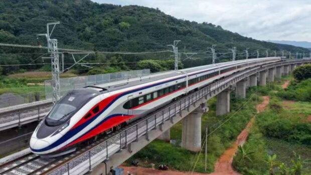 รถไฟความเร็วปานกลาง Fuxing EMU รุ่น CR200J ขบวนแรก เดินทางมาถึงดินแดนลาว ในตอนเช้าของวันที่ 15 ตุลาคม 2564 ที่มาภาพ: เพจ CRI-FM93