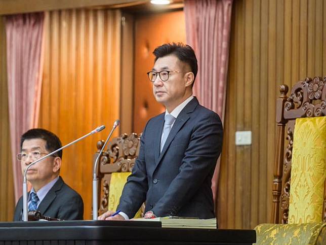 立法院三讀通過謝宜容條款，機關首長職場霸凌最高罰100萬元。（圖：江啟臣臉書）