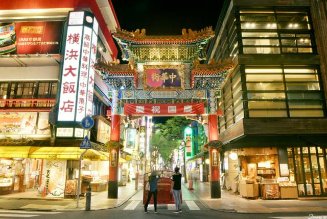 
<p><b>橫濱中華街</b></p><p>
</p><p>
世界各地的大城市裡都有一座「CHINA TOWN」，過去說到橫濱的時候，第一個跳出來的就「中華街」。橫濱中華街，這裡有超過300間的中國料理餐廳，隨著當年開港後也有許多中國人在此深根，至今已有159年的發展歷史，與神戶的南京町、長崎新地中華街並列為日本三大中華街。</p><p>
</p><p>
<a href=